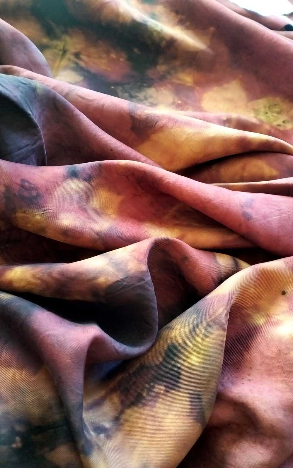 Stola in pura seta - ecoprint - Profumo di rosso